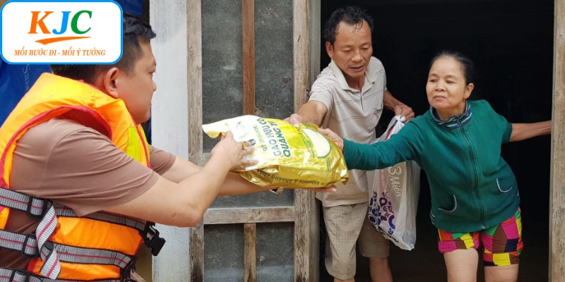 Hoạt động thiết thực giúp miền trung vượt qua cơn bão số 5